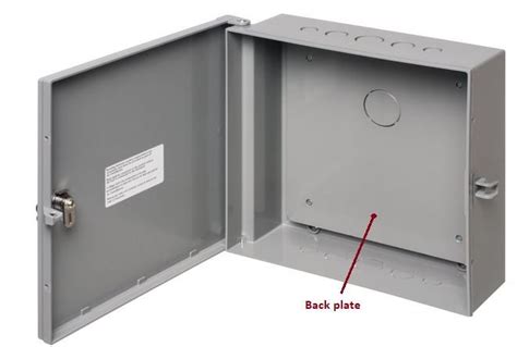 Envolvente eléctrica metálica con puerta abierta y placa de montaje interior.