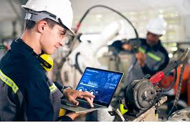 Técnico realizando mantenimiento en panel de control industrial